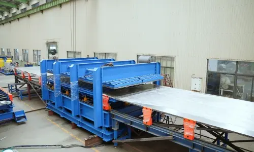 冷(lěng)藏車廂闆生(shēng)産線